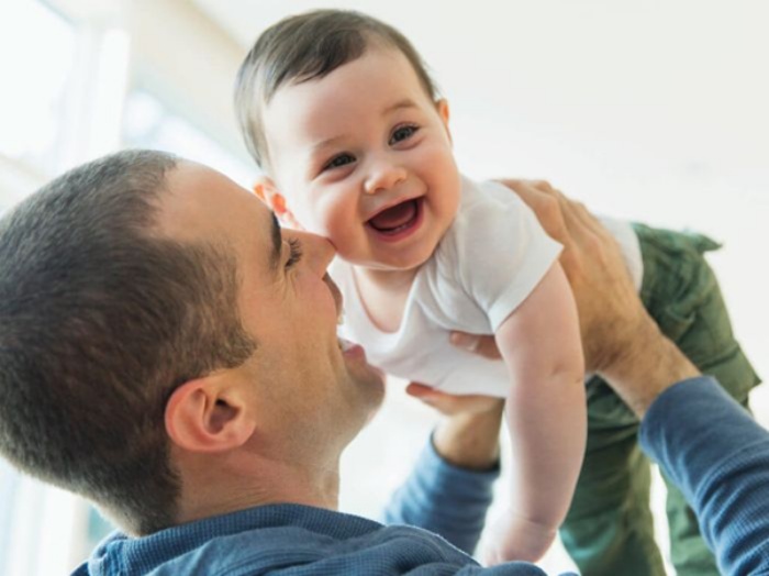 Bé trai đang cười cũng mang ý nghĩa niềm vui chân thực, hạnh phúc giản đơn