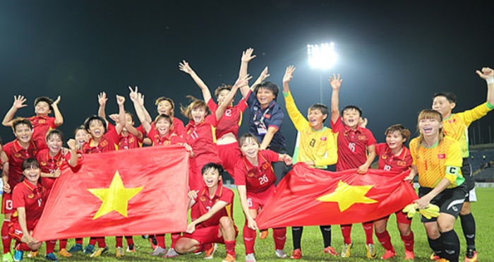 Nằm mơ thấy đá bóng trên tivi