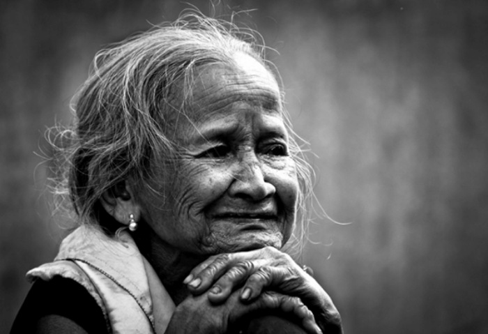 Giấc mơ thấy bà đọc sách thể hiện sự nhớ nhung của mình với người sinh ra bố
