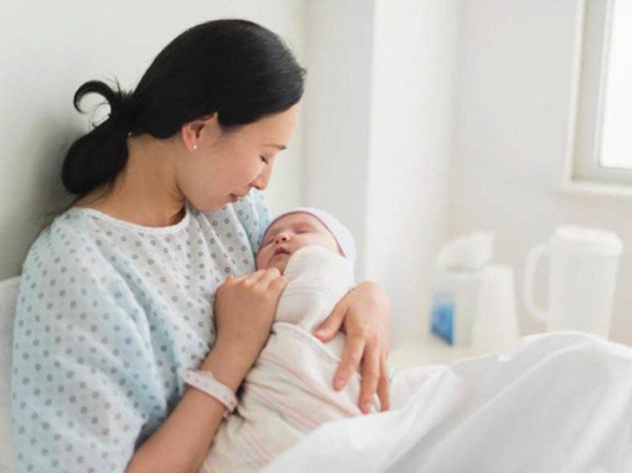 Mơ mình đang bế trẻ con cần thận trọng trong việc ăn uống của bản thân